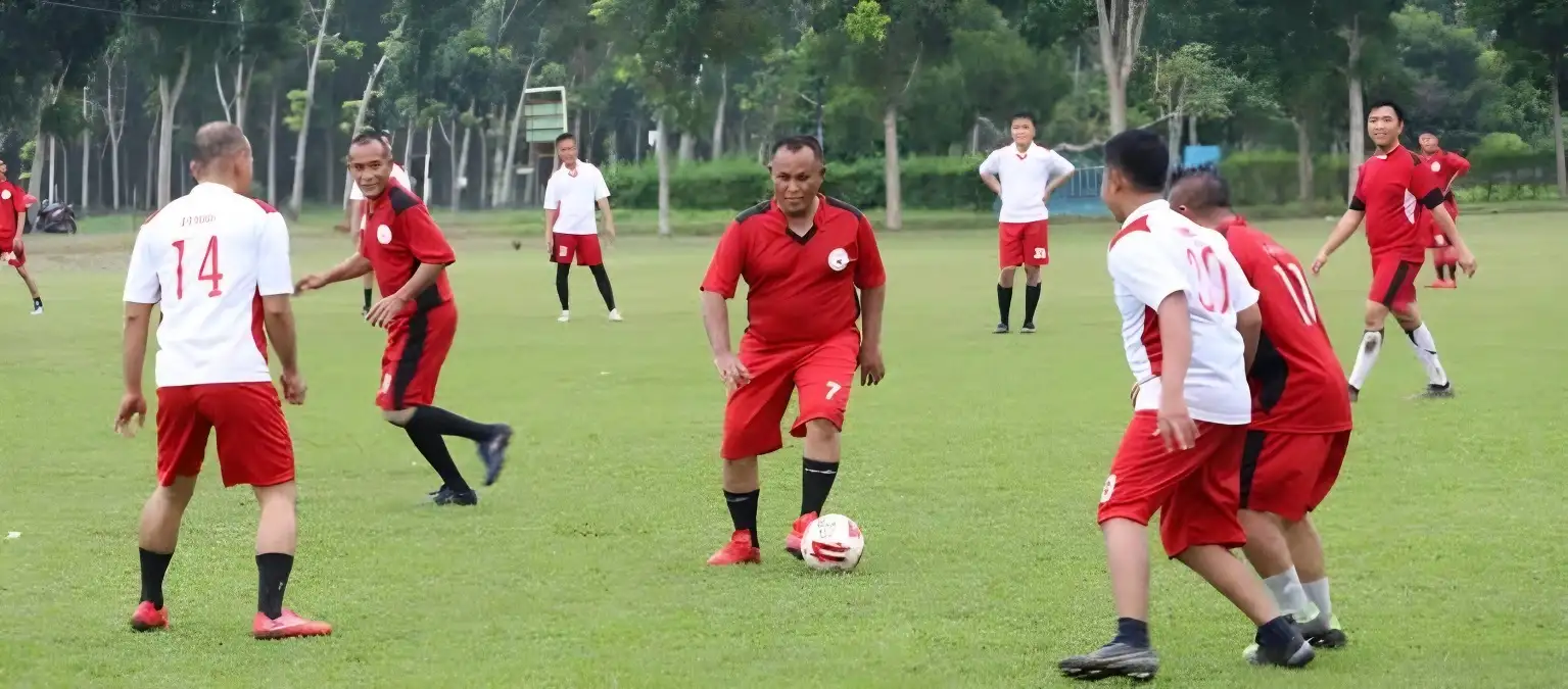 Bupati Lampung Selatan Beraksi di Lapangan Sepakbola Candipuro dalam Pertandingan Persahabatan