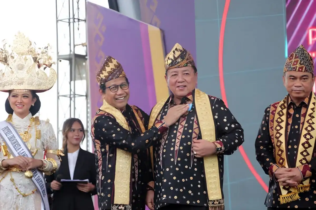 Gubernur Menerima Penghargaan Sebagai Pembina Terbaik dalam Teknologi Tepat Guna dan Posyantek Nasional 2023