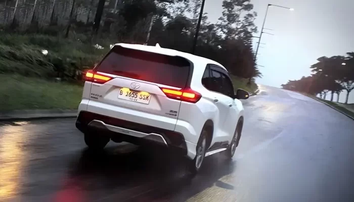 Kijang Innova Zenix Q Hybrid: Review Menarik, Sesuai Ekspektasi atau Tidak? 2 Impresi Penumpang Belakang