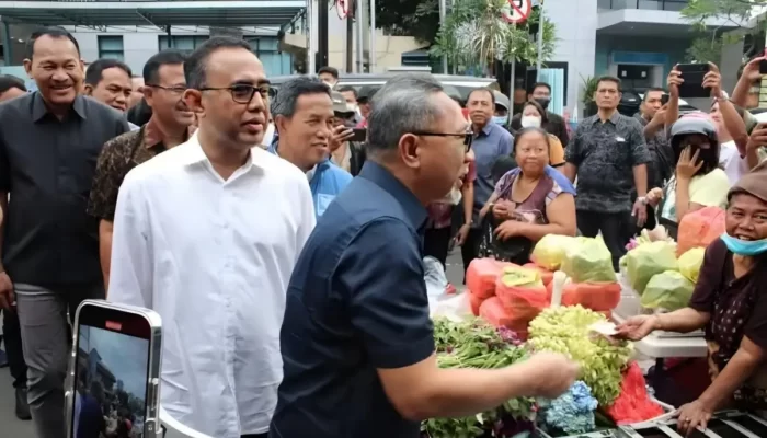 Kunjungan Menteri Perdagangan ke Pasar Inpres Kalianda: Keributan Terjadi saat Warga Berebut Belanjaan Zulkifli Hasan