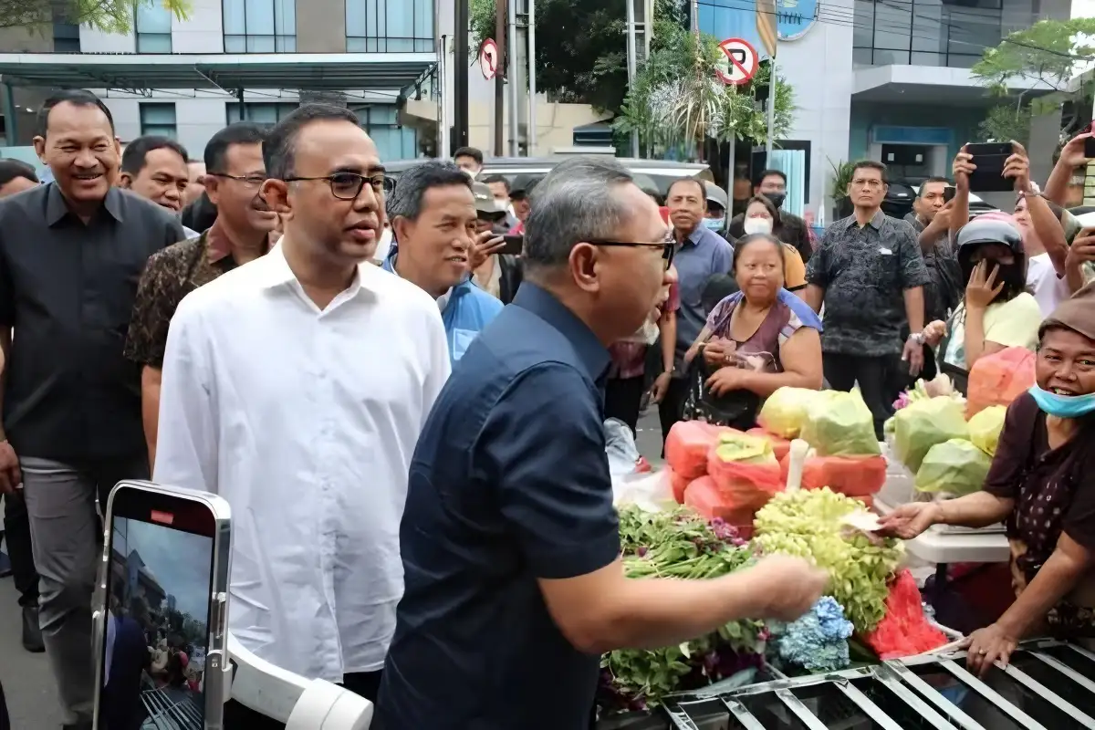 Kunjungan Menteri Perdagangan ke Pasar Inpres Kalianda Keributan Terjadi saat Warga Berebut Belanjaan Zulkifli Hasan