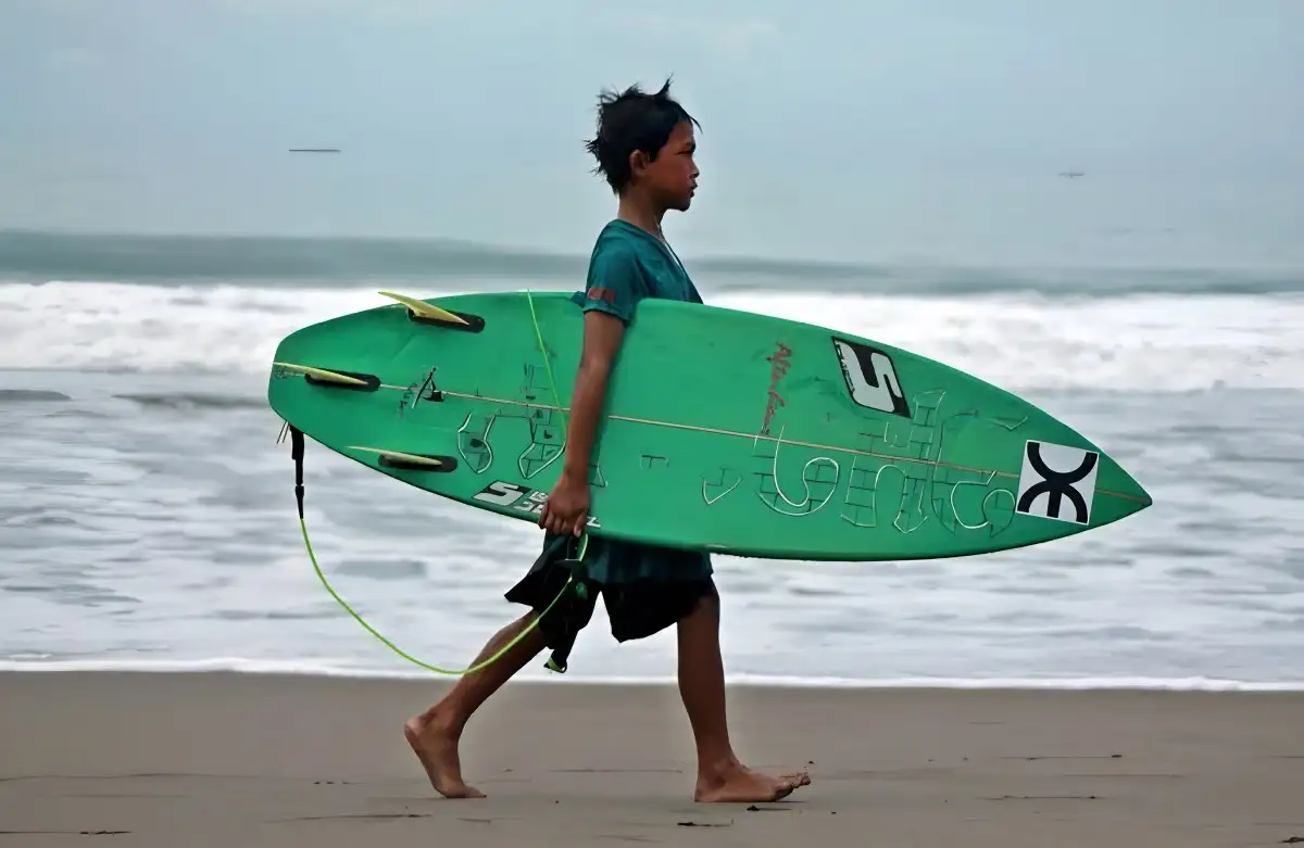 Melahirkan Atlet Unggul Sekolah di Pesisir Barat Menyambut Ekstrakurikuler Surfing