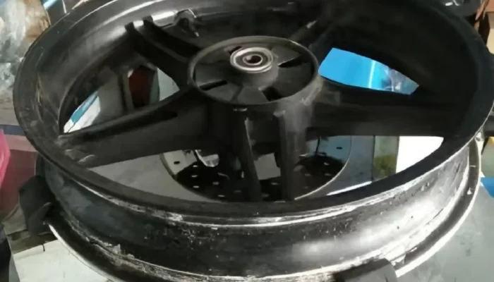 Mitos atau Fakta? Ternyata Cairan Anti Bocor Bikin Pelek Motor Rusak!