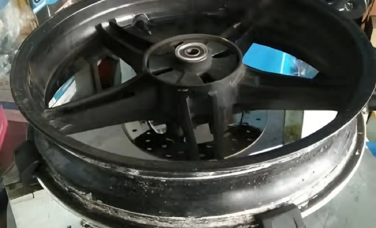 Mitos atau Fakta Ternyata Cairan Anti Bocor Bikin Pelek Motor Rusak!