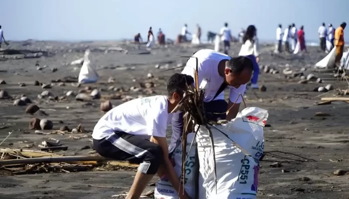 PLN Kolaborasi dengan Mahasiswa IIB Darmajaya Membersihkan 2,5 Ton Sampah di Pesisir Pantai Bandar Lampung