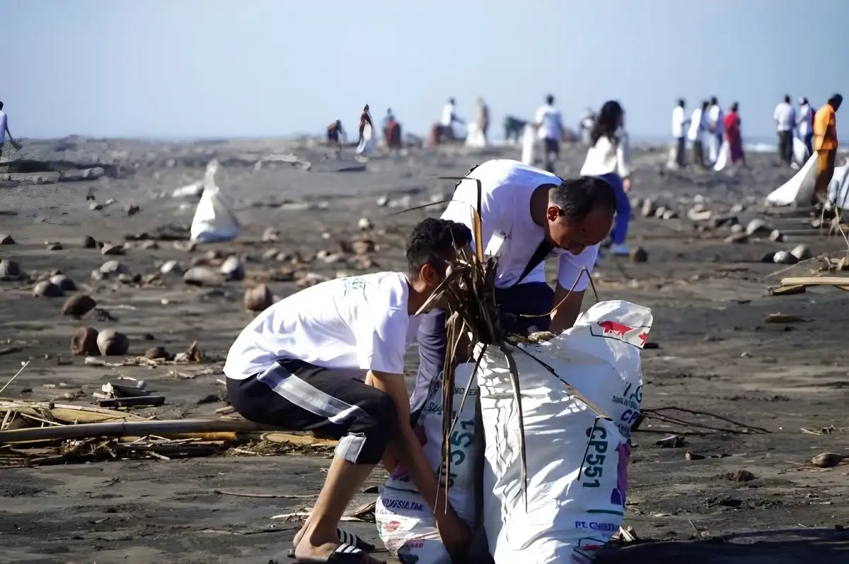 PLN Kolaborasi dengan Mahasiswa IIB Darmajaya Membersihkan 2,5 Ton Sampah di Pesisir Pantai Bandar Lampung