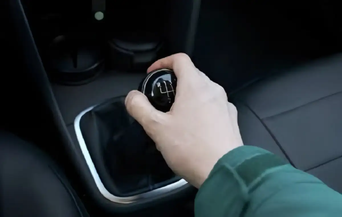 Waspadai 7 Penyebab Bunyi Saat Mobil Mundur, Ini Penjelasannya!