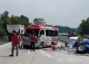 Baut Roda Patah Membawa Petaka, Travel Menuju Bengkulu Terguling di Tol Tanjung Bintang Lampung Selatan, 10 Penumpang Mengalami Luka-Luka