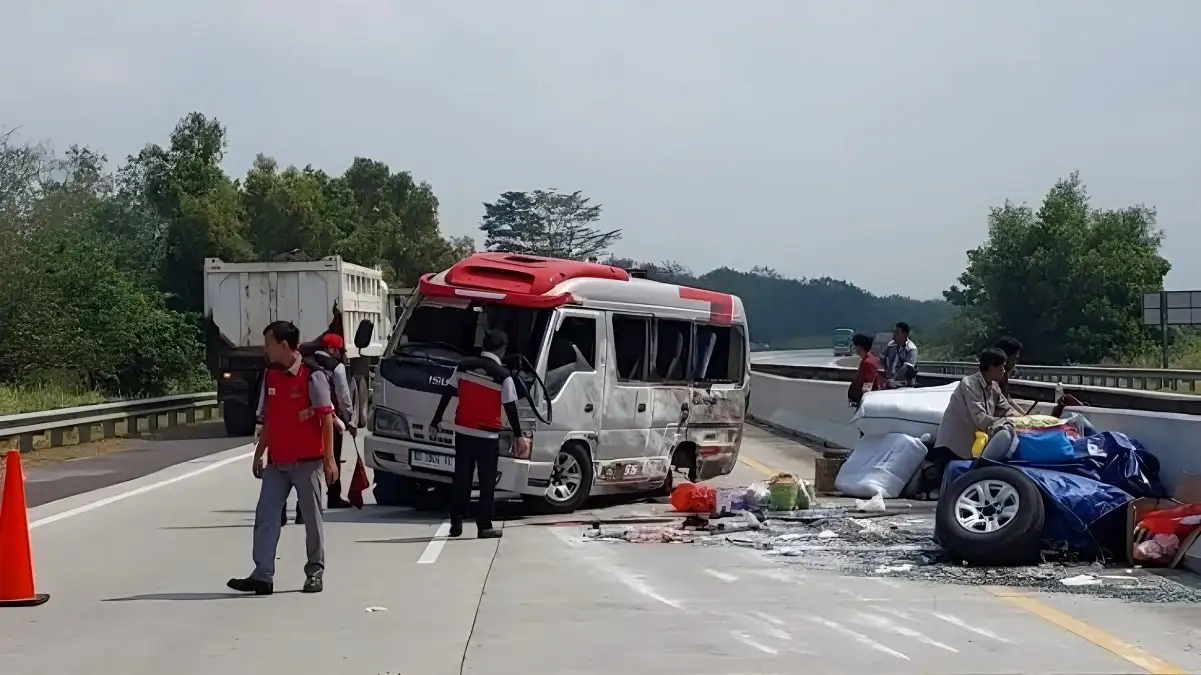 Baut Roda Patah Membawa Petaka, Travel Menuju Bengkulu Terguling di Tol Tanjung Bintang Lampung Selatan, 10 Penumpang Mengalami Luka-Luka
