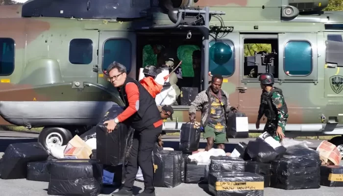 Operasi Kemanusiaan: Dua Caracal TNI AU Terjun Bantu Masyarakat Papua dengan Dropping Sembako