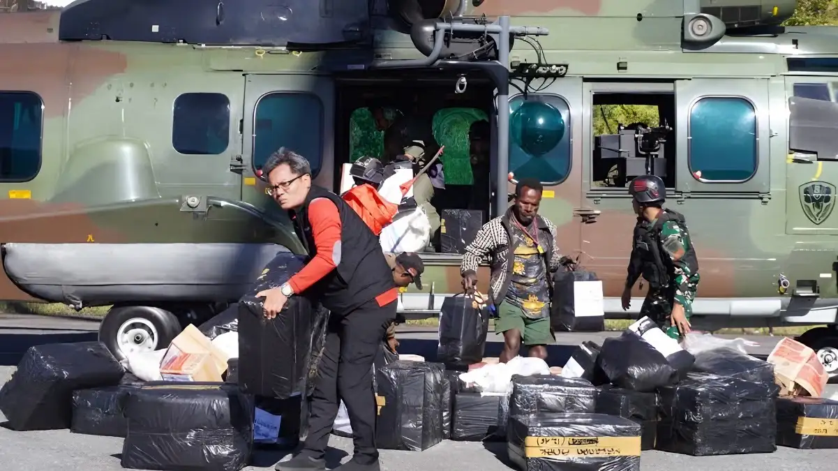 Dua Caracal TNI AU Laksanakan Misi Kemanusiaan Dropping Sembako untuk Masyarakat Papua