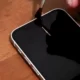 Ini Dia 4 Metode Praktis Membersihkan Speaker Smartphone Dari Blower hingga Tusuk Gigi!