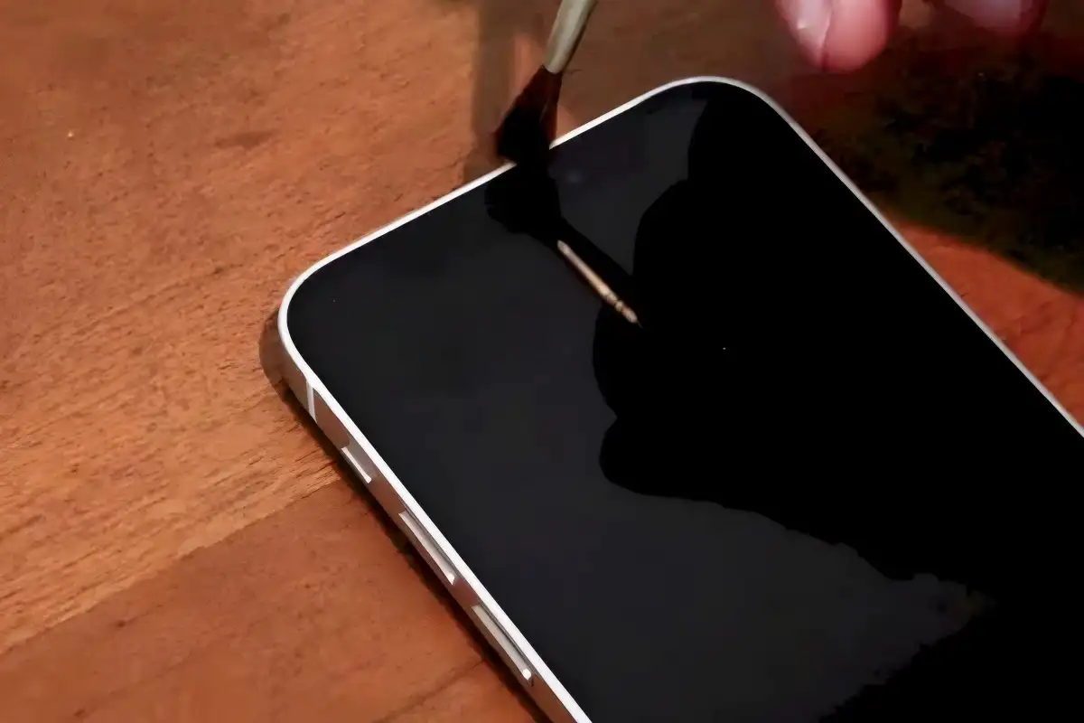Ini Dia 4 Metode Praktis Membersihkan Speaker Smartphone Dari Blower hingga Tusuk Gigi!