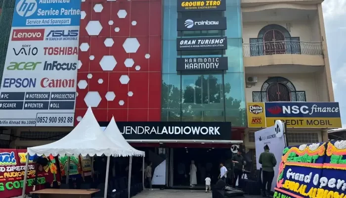 Melangkah Maju: Jendral Audiowork Pionirkan Toko Audio Mobil High End 2 Jendral Audiowork Buka Toko Audio Mobil High End Pertama