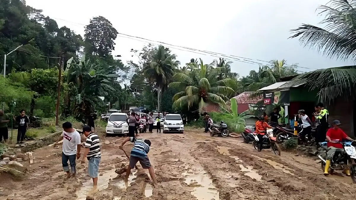 Kejadian Memilukan Longsor dan Banjir Bandang Melanda 12 Pekon di Jalinbar Tanggamus, Berita Baik Bagi Kendaraan