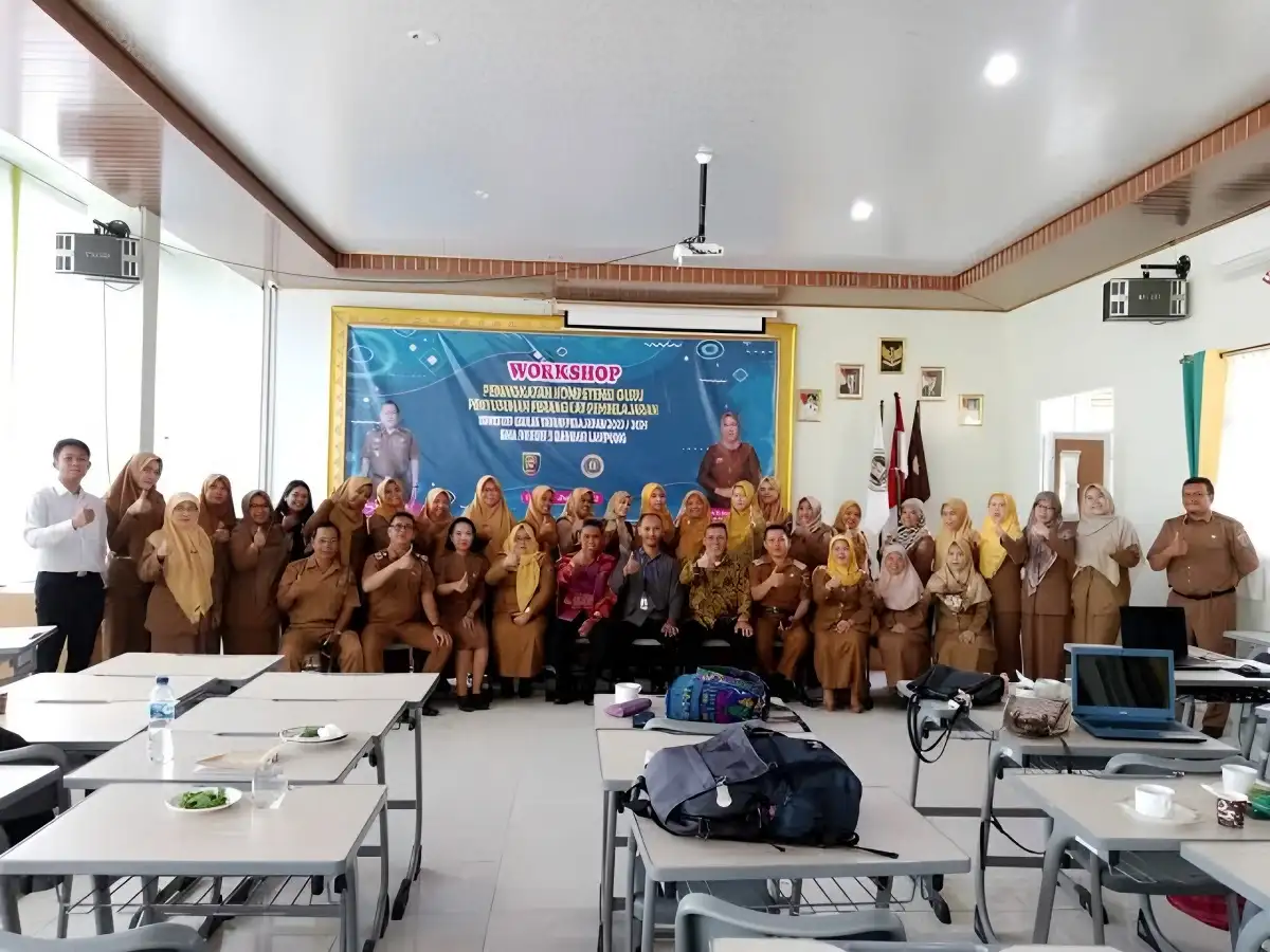 Kolaborasi Inovatif Dosen Fakultas Ilmu Komputer IIB Darmajaya Memperkenalkan Media Pembelajaran Google di SMAN 5 Bandar Lampung