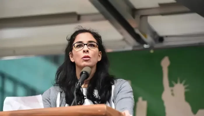 Sarah Silverman Melawan OpenAI dan Meta: Pertarungan Hukum Atas Hak Cipta 2 Komedian Sarah Silverman menggugat OpenAI dan Meta atas dugaan pelanggaran hak cipta