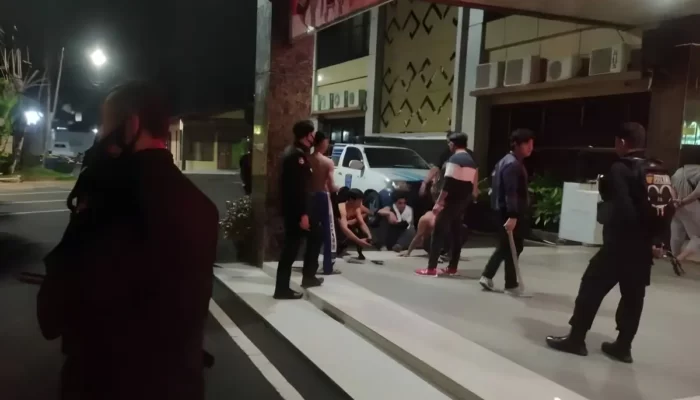 Malam Bergelora di Kemiling Bandar Lampung: Warga Berhasil Menangkap 8 Remaja Geng Motor yang Konvoi Senjata