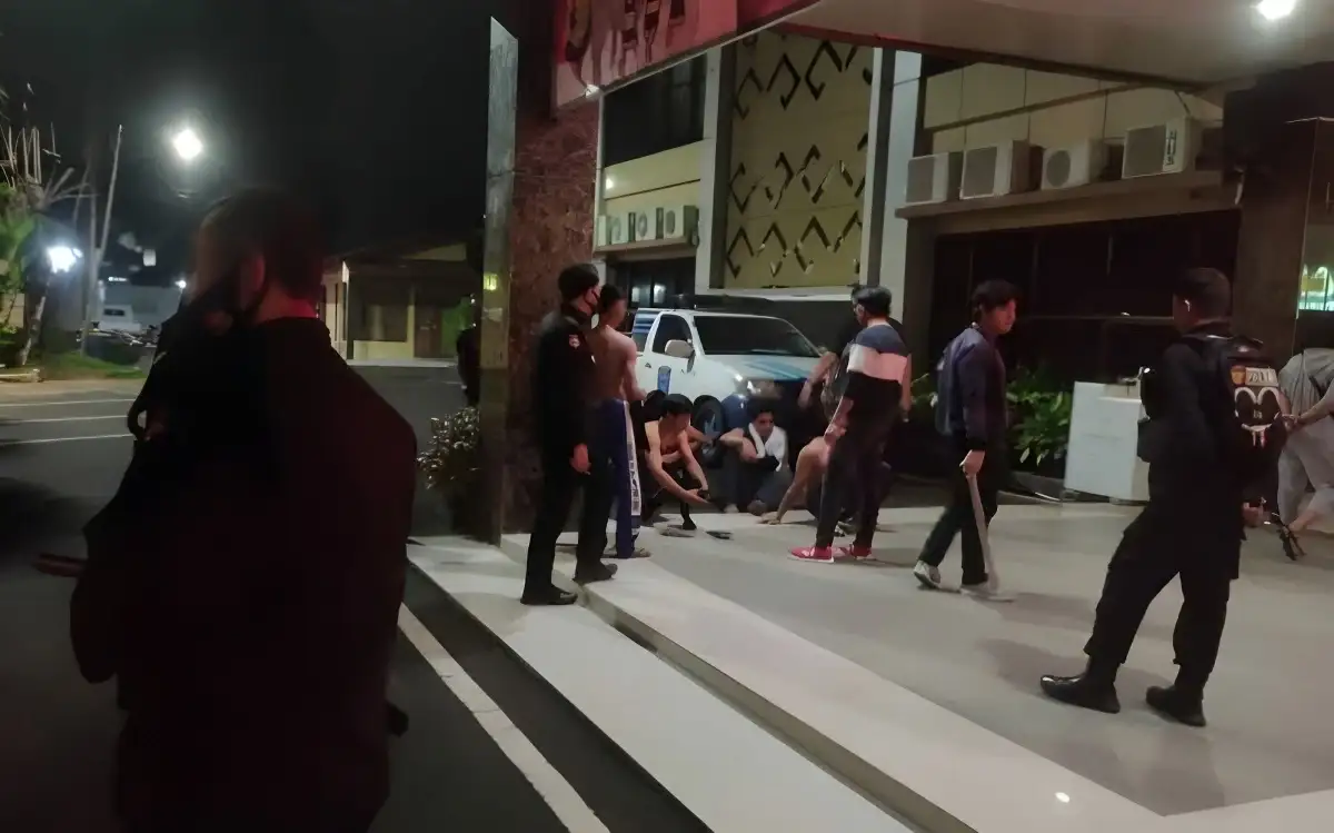 Malam Bergelora di Kemiling Bandar Lampung Warga Berhasil Menangkap 8 Remaja Geng Motor yang Konvoi Senjata