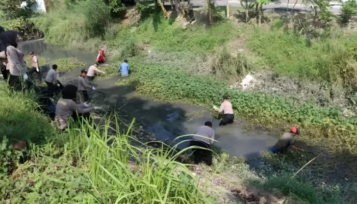 Pantai Tidak Sendiri! Polresta Bandar Lampung Ikut Menyapu Sampah di Beberapa Aliran Sungai