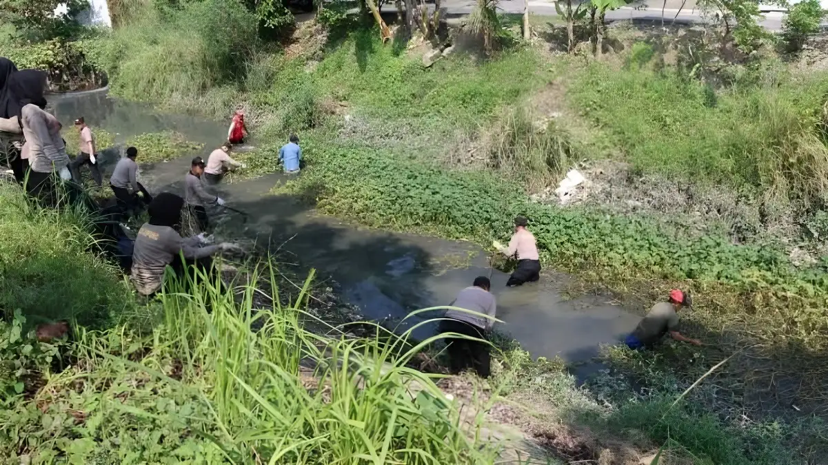 Pantai Tidak Sendiri! Polresta Bandar Lampung Ikut Menyapu Sampah di Beberapa Aliran Sungai
