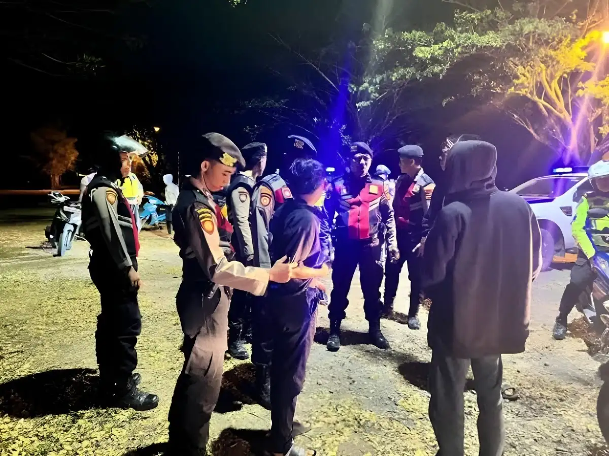 Polisi Terpaksa Menghentikan Aksi Kelompok Remaja yang Berlama-lama Nongkrong di Pringsewu Hingga Larut Malam