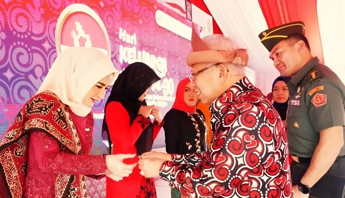 Presiden RI Memberikan Tanda Kehormatan Satyalancana Wira Karya kepada Nanda Indira Dendi