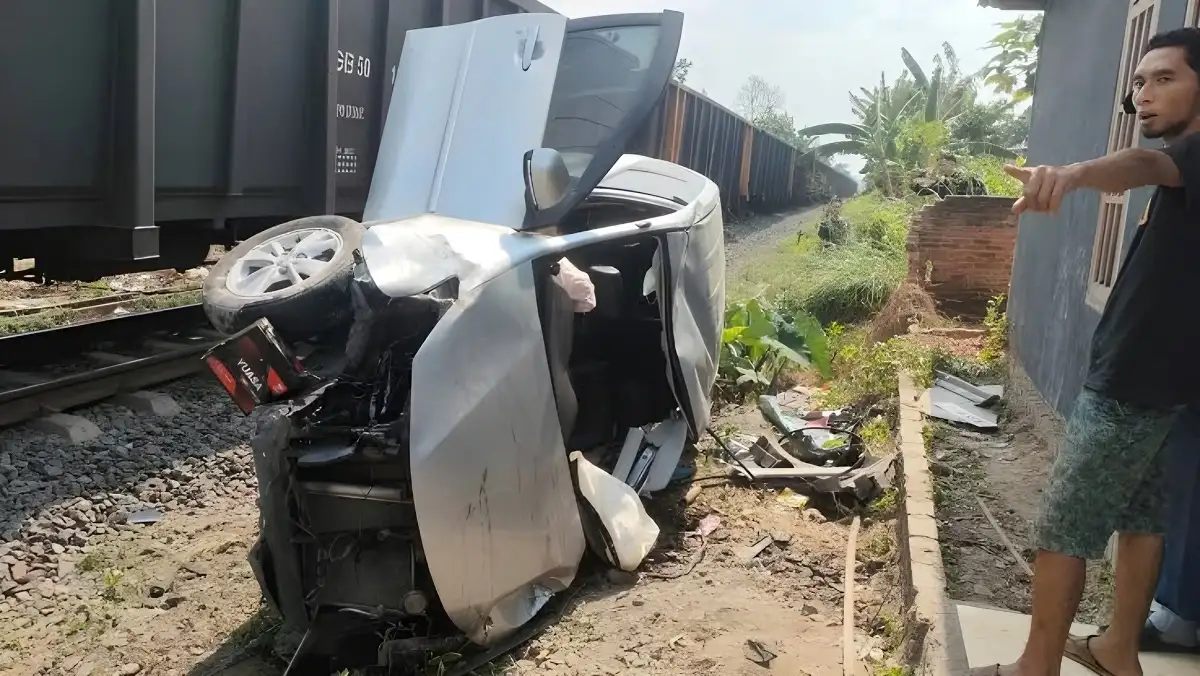 Pulang Jemput Sekolah, Mobil Xenia Tertabrak Kereta Babaranjang di Hajimena Natar, Empat Orang Luka-Luka