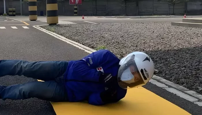 Peduli Keselamatan! Teknik Aman Mengatasi Kecelakaan Sepeda Motor 2 Teknik Aman Jatuh Dari Sepeda Motor, Waspada Itu Penting!