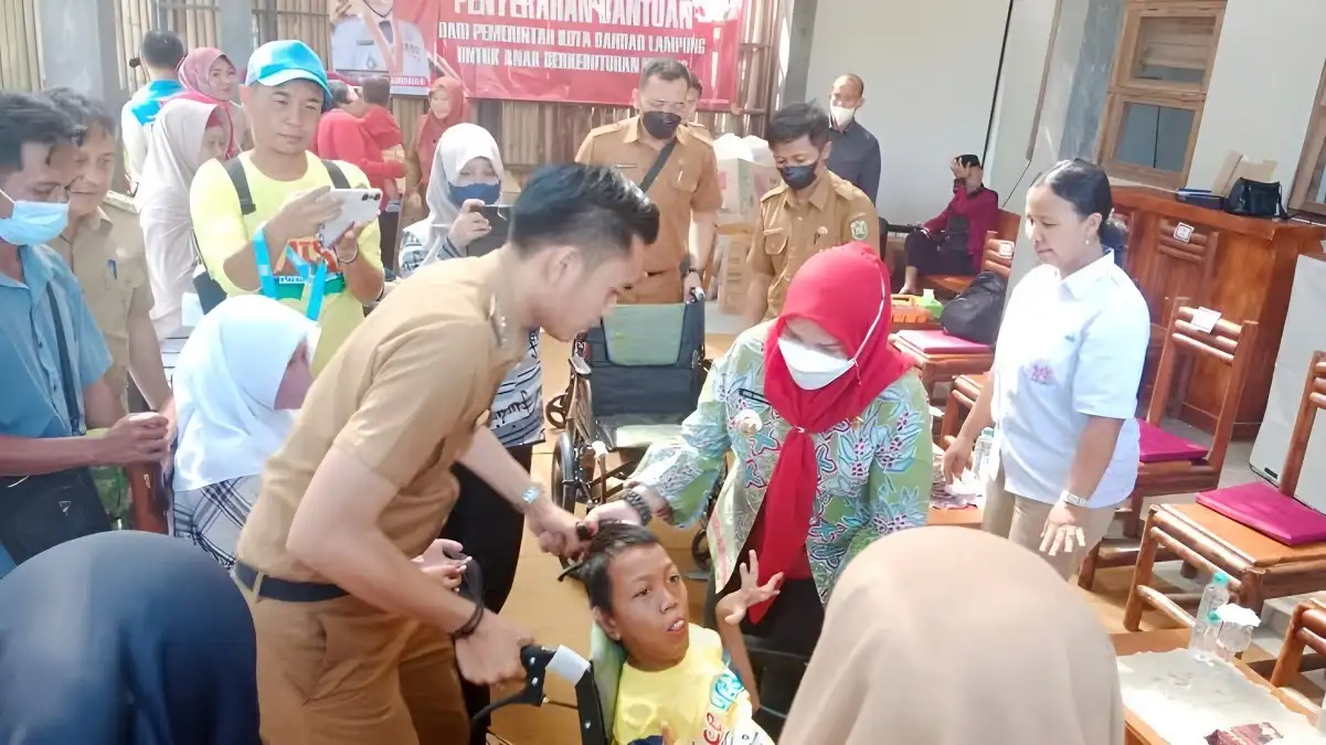 Wali Kota Bandar Lampung Meringankan Beban Anak Berkebutuhan Khusus dengan Kursi Roda pada Hari Anak Nasional