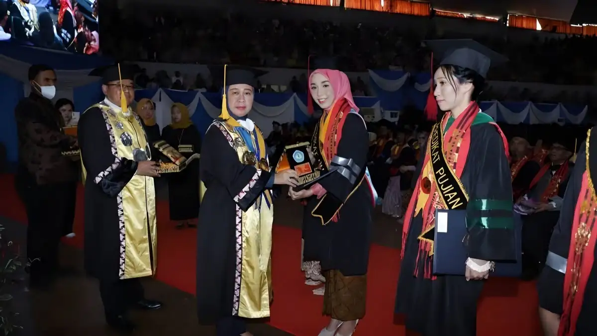 Wisuda di Unila 1.221 Mahasiswa Melangkah ke Masa Depan saat Rektor Mendorong Alumni Isi Tracer Studi dan Memelihara Nama Baik Almamater