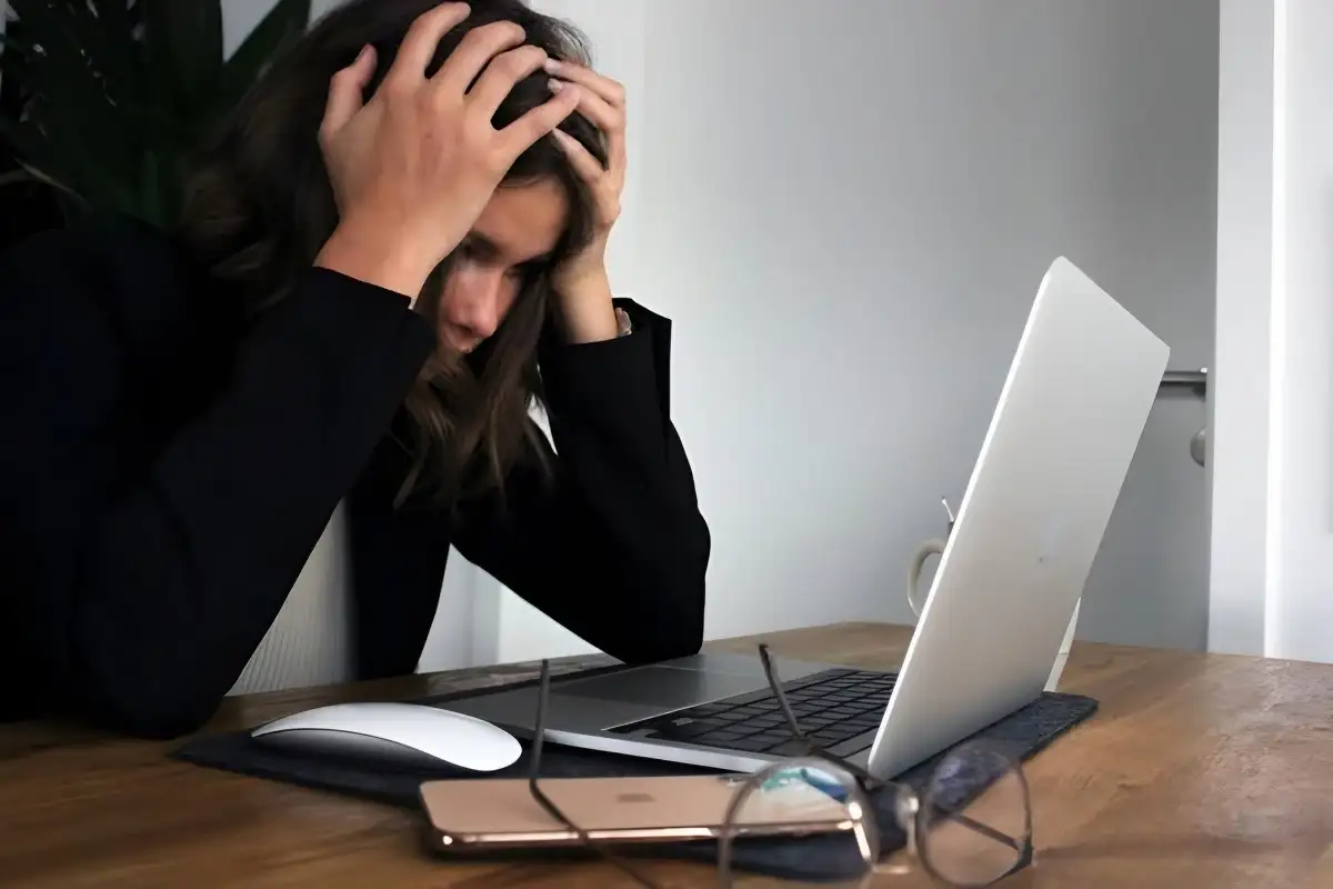 Cara menghemat baterai laptop biar tetap awet, nonaktifkan fitur yang tidak perlu
