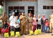 Kursi Roda Diberikan oleh Gubernur Arinal kepada Warga Lansia di Batanghari Nuban, Lampung Timur