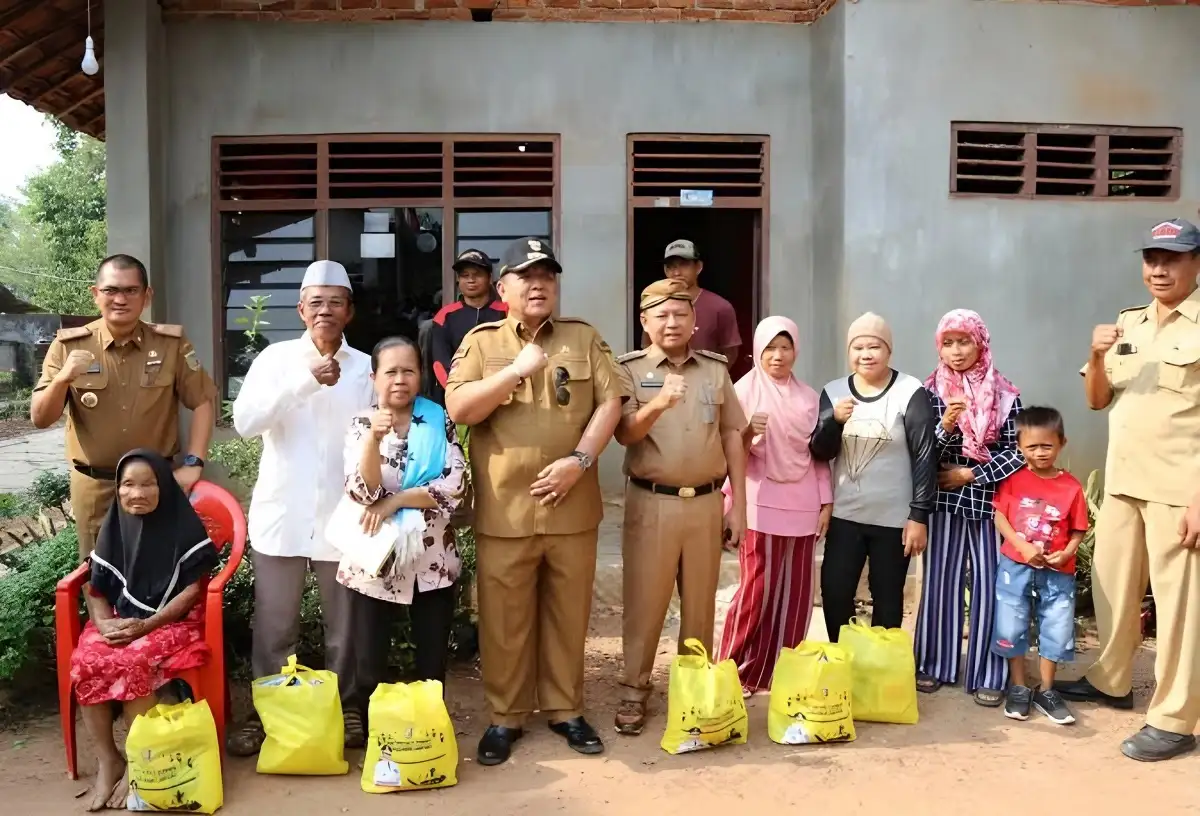 Gubernur Arinal Beri Kursi Roda, Kepada Warga Lansia di Batanghari Nuban, Lampung Timur