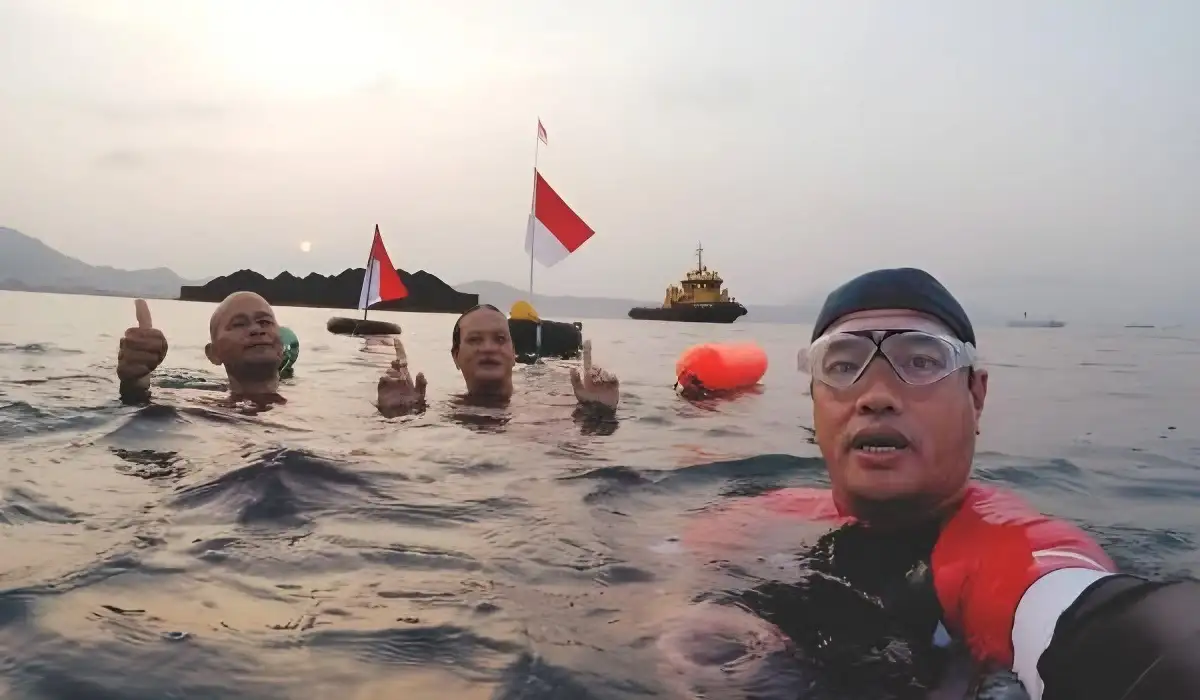 HUT ke-78 RI, Komunitas Renang Pantai Kunyit Bandar Lampung Berenang 8,3 Km Bawa Bendera Merah Putih hingga Mutun