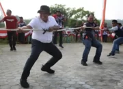 Bupati Lampung Selatan Semarakkan Peringatan HUT ke-78 RI dengan Kepedulian: Terlibat dalam Lomba Tarik Tambang