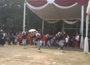 Semangat Juang Tak Pernah Padam: Pasca Insiden Terjatuh, Pelatih Paskibraka Bangkit Perbaiki Bendera dalam Upacara HUT ke-78 RI di Kertosari yang Penuh Khidmat dan Semarak Perlombaan