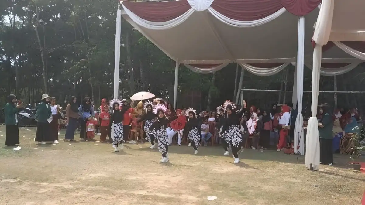 Pasca Pelatih Paskibraka Terjatuh Perbaiki Bendera, Upacara HUT ke 78 RI di Kertosari Tetap Khidmat Hingga Perlombaan