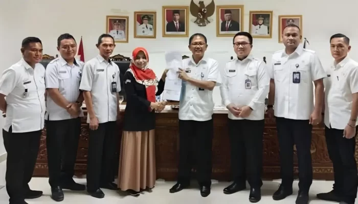 Serah Terima Gedung dan Pagar Hibah dari Pemkab Pesisir Barat kepada KPU Pesisir Barat