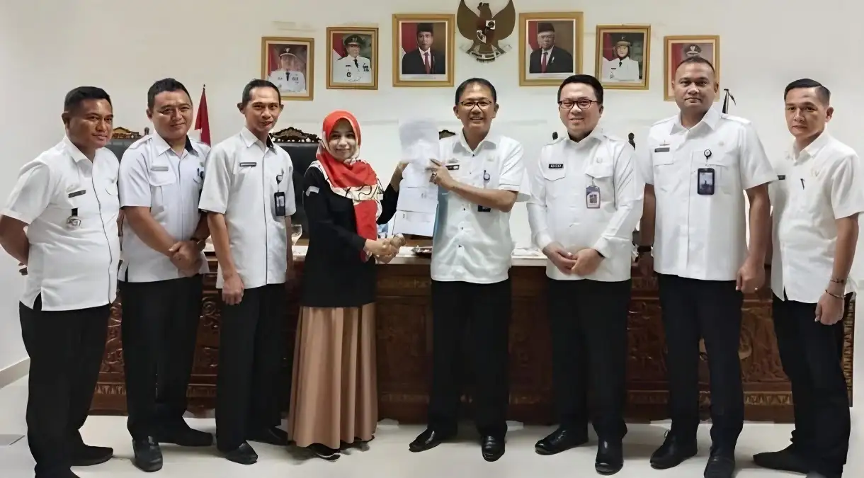 Pemkab Pesisir Barat Serahkan Gedung dan Pagar Hibah ke KPU Pesisir Barat