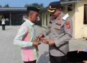 Kapolres Lampung Selatan Beri Penghargaan pada Pelatih Paskibraka yang Memperbaiki Tali Bendera Hingga Terjatuh saat Upacara HUT RI di Kertosari