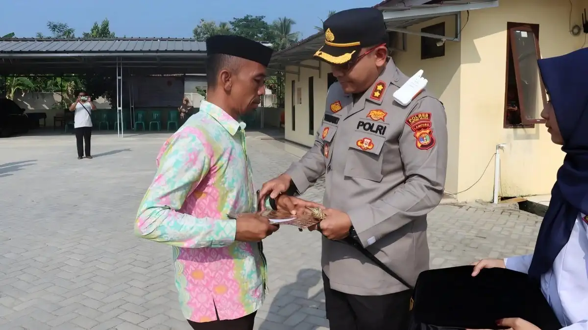 Perbaiki Tali Bendera Hingga Terjatuh Saat Upacara HUT RI di Kertosari, Kapolres Lampung Selatan Beri Penghargaan ke Pelatih Paskibraka