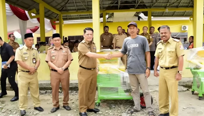 Upaya Pj Bupati untuk Meningkatkan Produktivitas Petani dan Peternak di Way Kenanga dan Gunung Agung dengan Bantuan Mesin Chopper