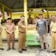 Pj Bupati Tulangbawang Barat Bantu Mesin Chopper ke Petani dan Peternak di Way Kenanga dan Gunung Agung