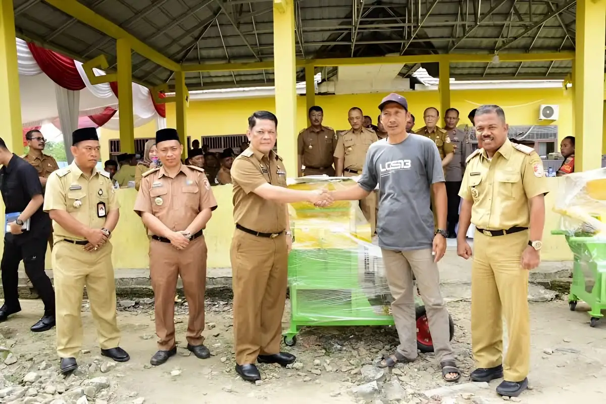 Pj Bupati Tulangbawang Barat Bantu Mesin Chopper ke Petani dan Peternak di Way Kenanga dan Gunung Agung
