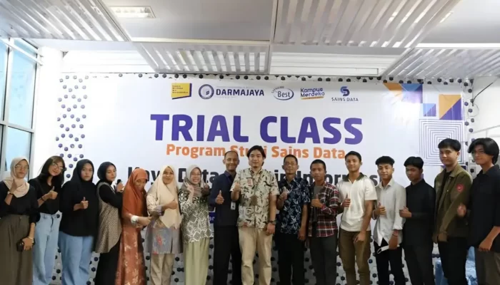 Melacak Kilat: Eksperimen Kelas Percobaan Prodi Sains Data IIB Darmajaya Menggali Harta Data namun Berkelimpahan Minim Informasi