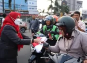 Meriahkan HUT RI ke-78, Wali Kota Bandar Lampung Bagikan Ribuan Bendera Merah Putih Gratis untuk Masyarakat!