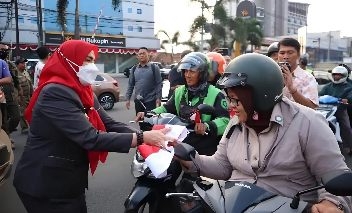 Sambut HUT RI ke 78, Wali Kota Bandar Lampung Bagikan Ribuan Bendera Merah Putih ke Masyarakat