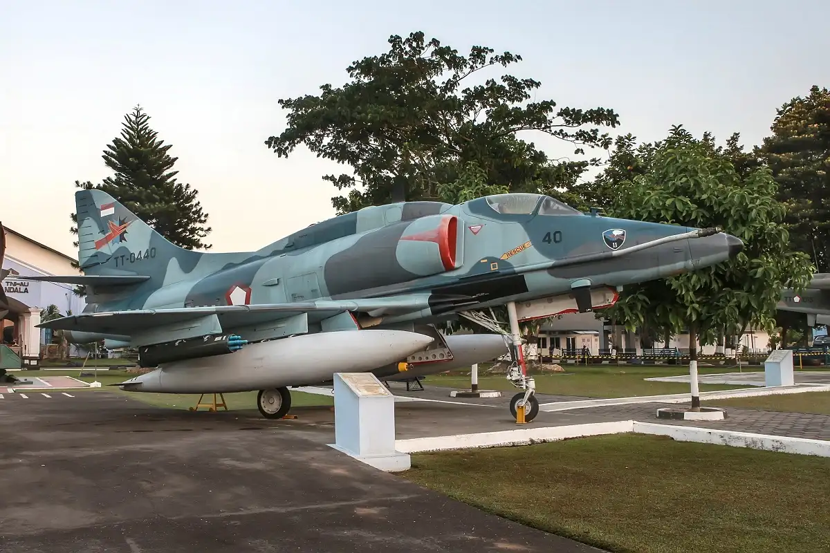 Tiga Pesawat A-4 Sky Hawk dari Skadron Udara 11 Lanud Sultan Hasanuddin Makassar