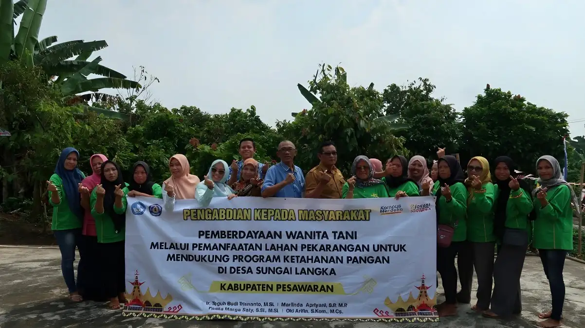 Tim Dosen Polinela Beri Bimbingan Pemanfaatan Lahan Pekarangan Rumah di Desa Sungai Langka, Pesawaran